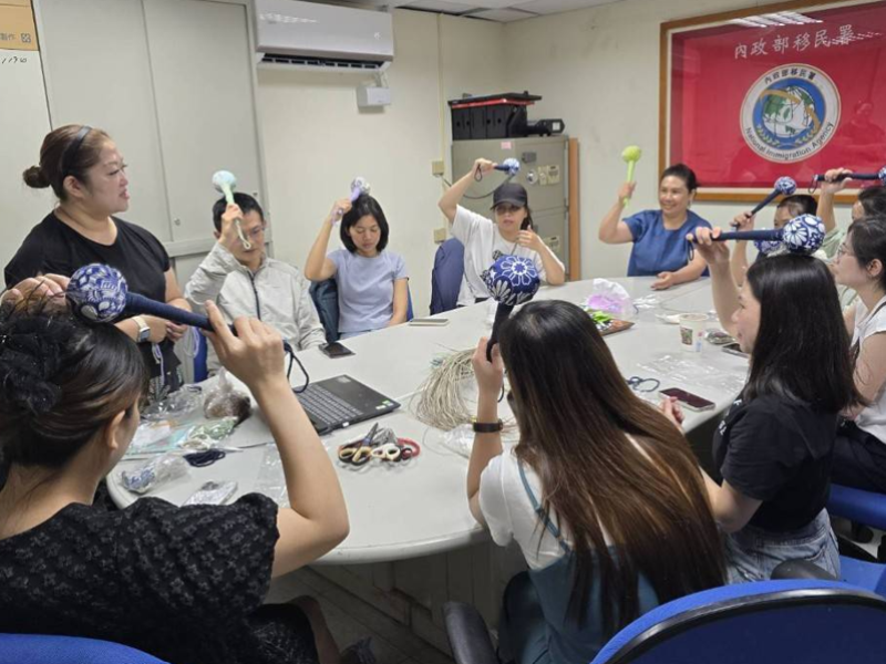 艾草化身健康守護神 ! 越南新住民手作「艾草手槌棒」感念遠方祖母的勞苦